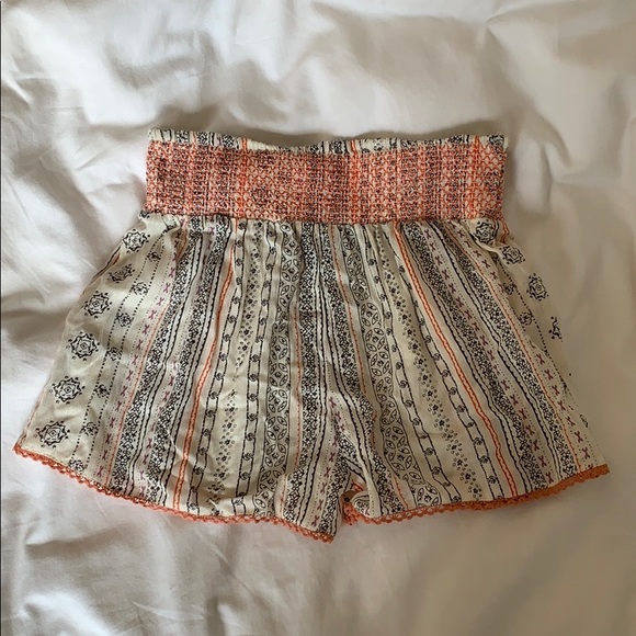 Printed lulus flowy shorts. Never worn. - Picture 2 of 3